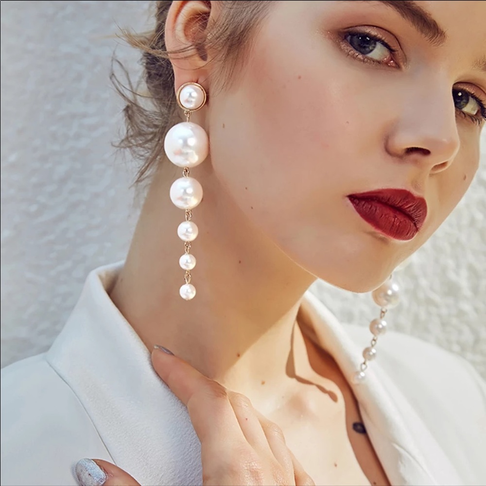 New Trend Simulation Pearl Long Earrings - Picture 1 of 5